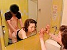 六十路・五十路おばあちゃん痴漢公衆便所生中出し！　サンプル画像07